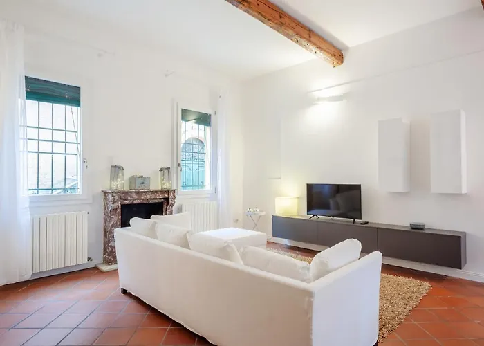 Guesthost - L'angolo Segreto Nel Pieno Centro Di Apartament Ferrara